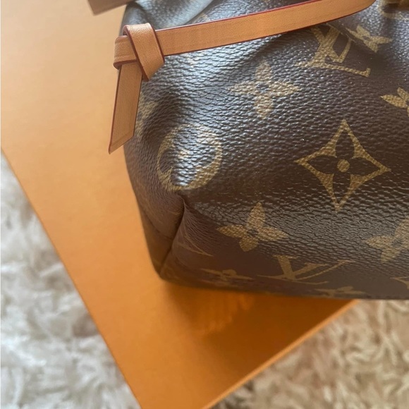 Perfect condition! Comes with receipt and box - Picture 6 of 7